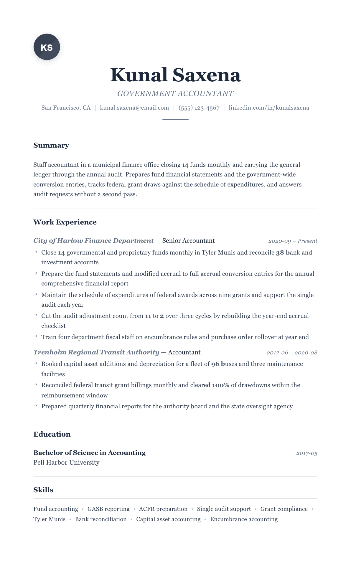Government Accountant resume example, Classic template
